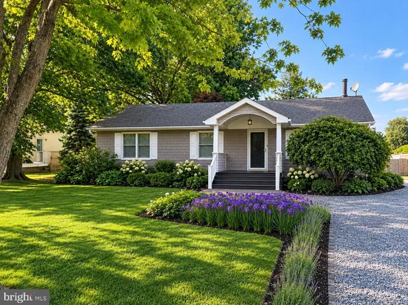 208 Oakwood Ln, Stevensville, MD 21666
