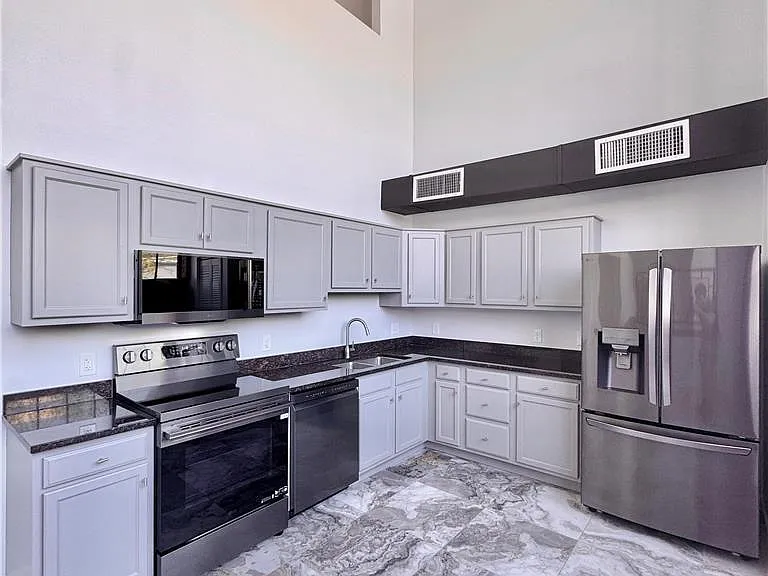 11 W 2nd St #101 — Photo 5