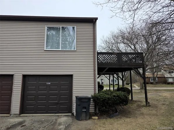 1077 Green Meadows Dr, Grand Blanc, MI 48439