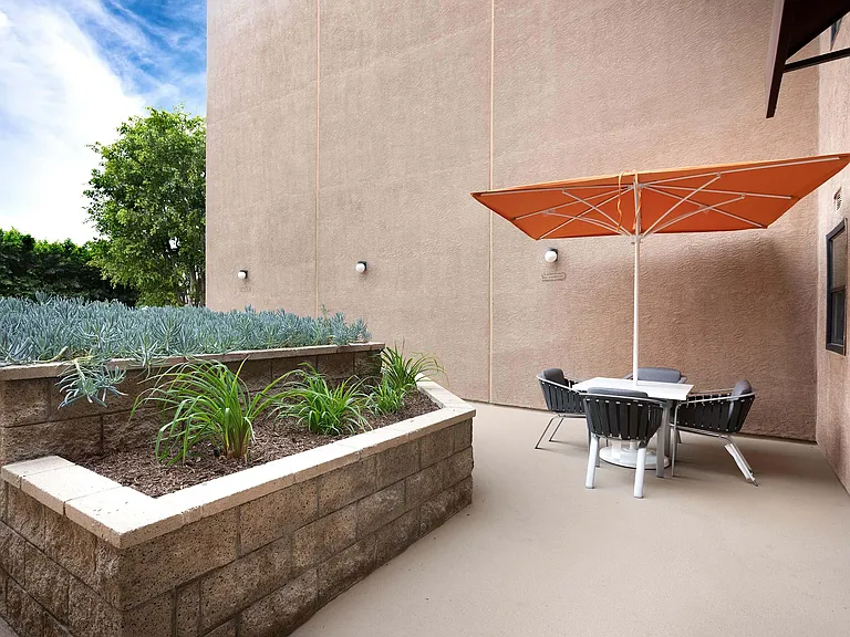 Burbank Gardens Apartments — Photo 9