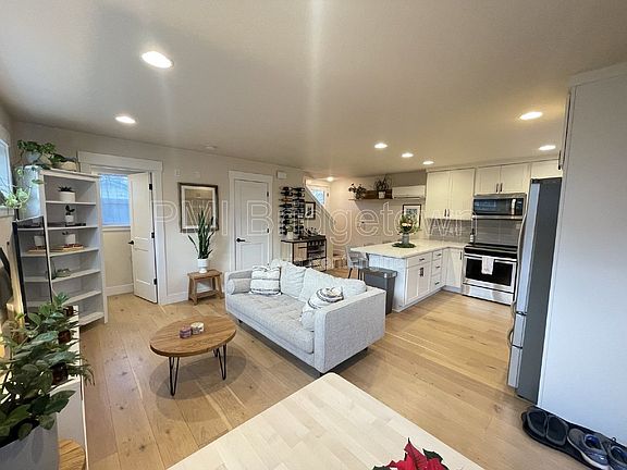 4th image of 6517 SE Woodstock Blvd Unit B