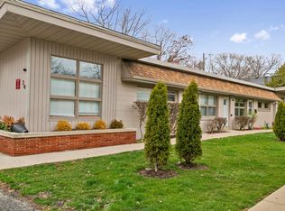 26 E Washington Ave #2, Lake Bluff, IL 60044