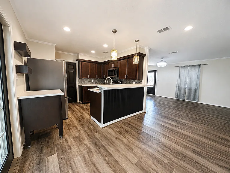 207 W Mink St — Photo 5