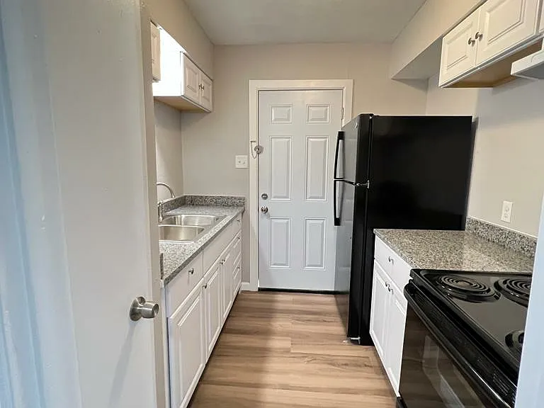 La Hacienda Apartments — Photo 7