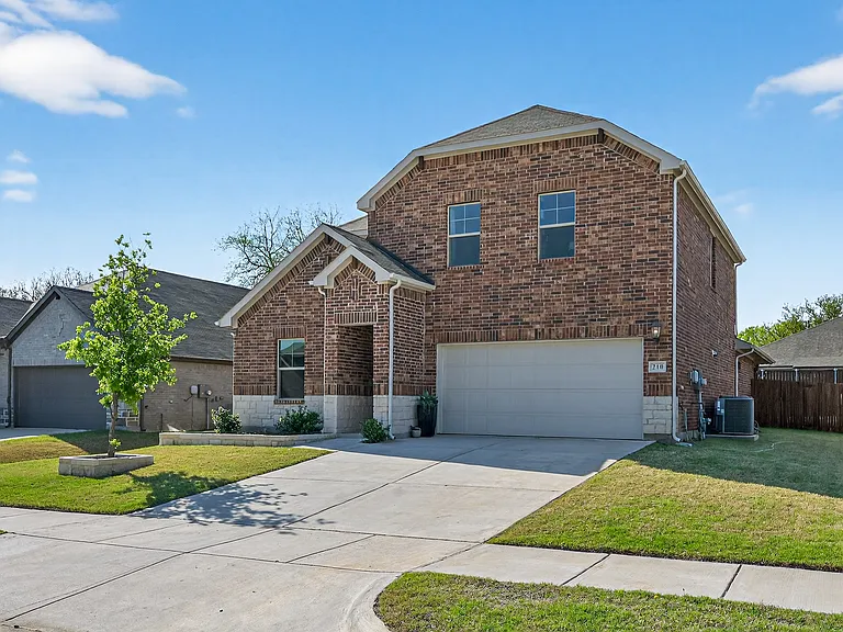 210 Briarwood Ln — Photo 2