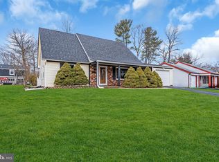 27 Eddington Ln, Willingboro, NJ 08046