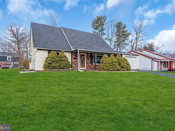 27 Eddington Ln, Willingboro, NJ 08046