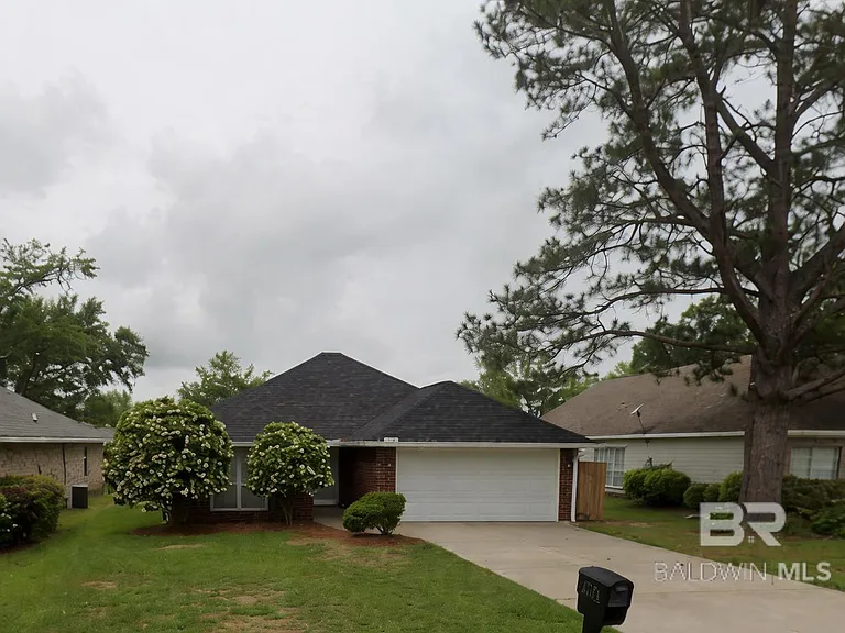 1701 Woodbridge Cir E — Photo 1