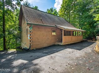 905 Valley Dr, Gatlinburg, TN 37738