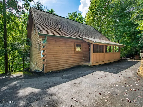 905 Valley Dr, Gatlinburg, TN 37738