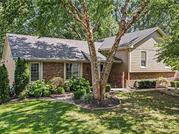 10519 Pawnee Ln, Leawood, KS 66206