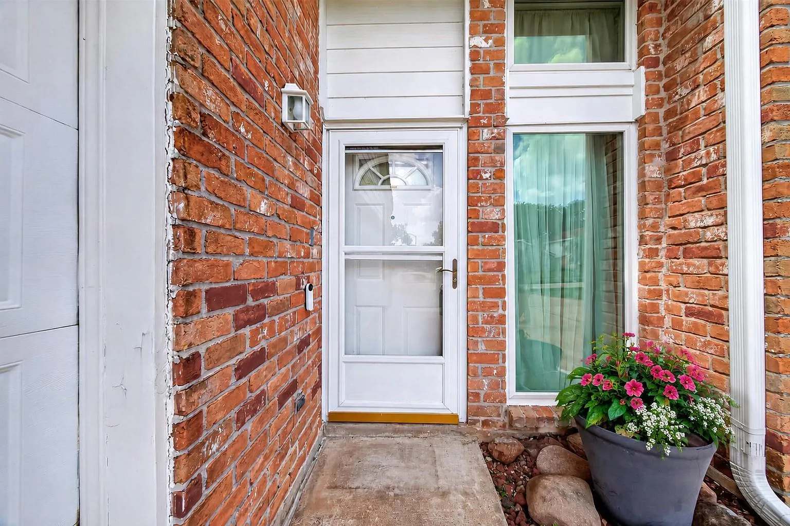 3 bed, 2.0 bath, 1690 sqft, $1,875 — Photo 2