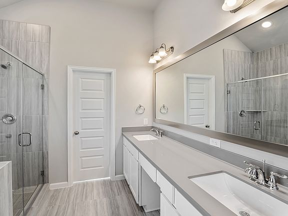 Double sinks in owner s bath