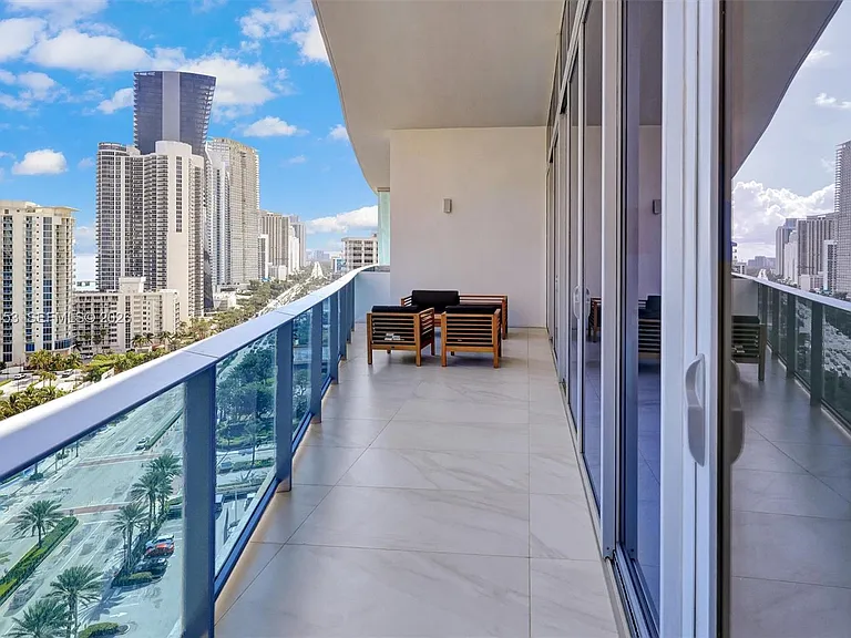 17550 Collins Ave #Penthouse 2 — Photo 40
