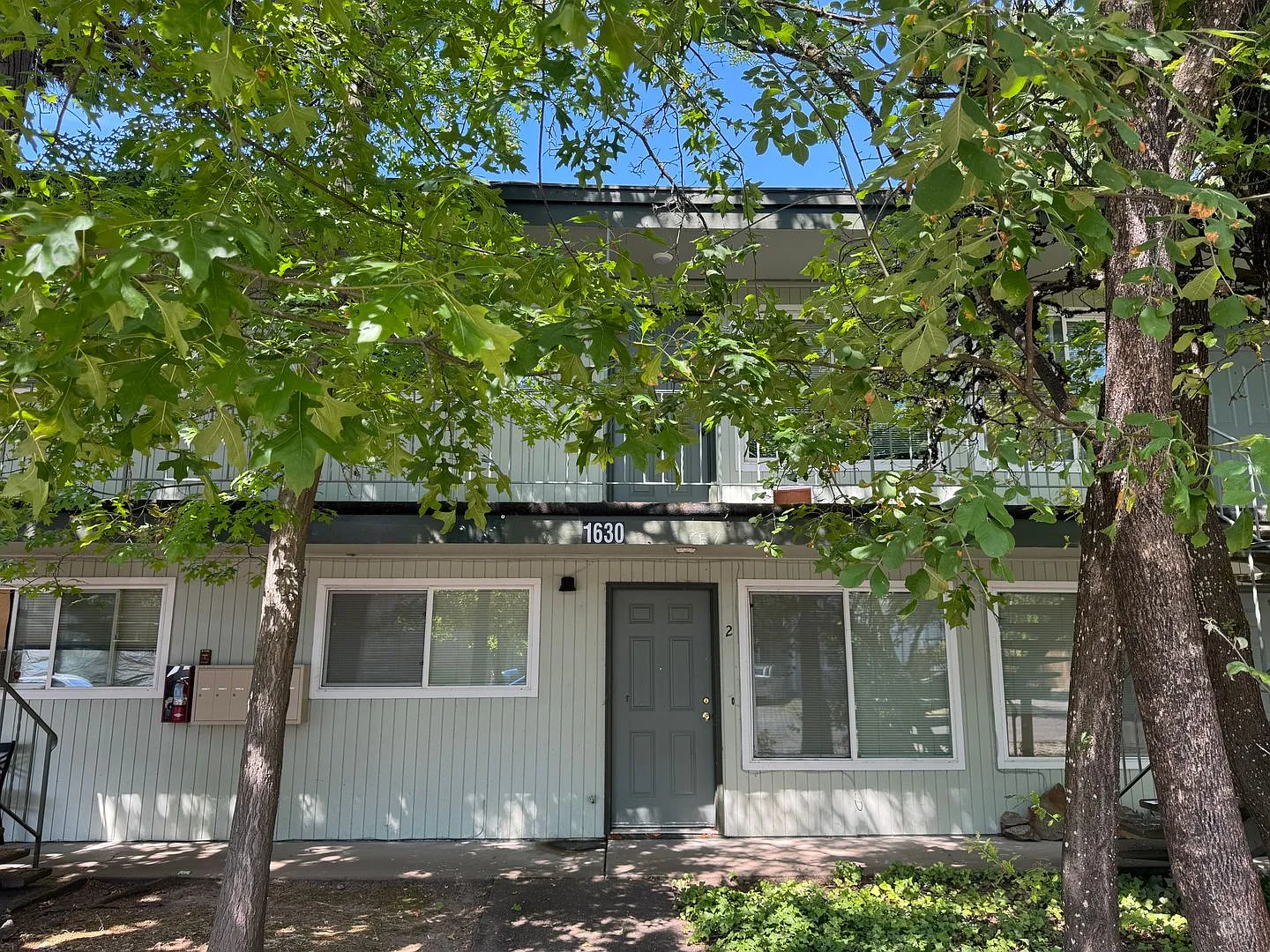 OlMe02~ 1630 Ferry St. ~ Campus Chateau North — Photo 2