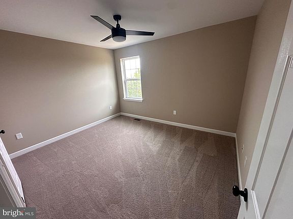 5th image of 122 Portia Blvd