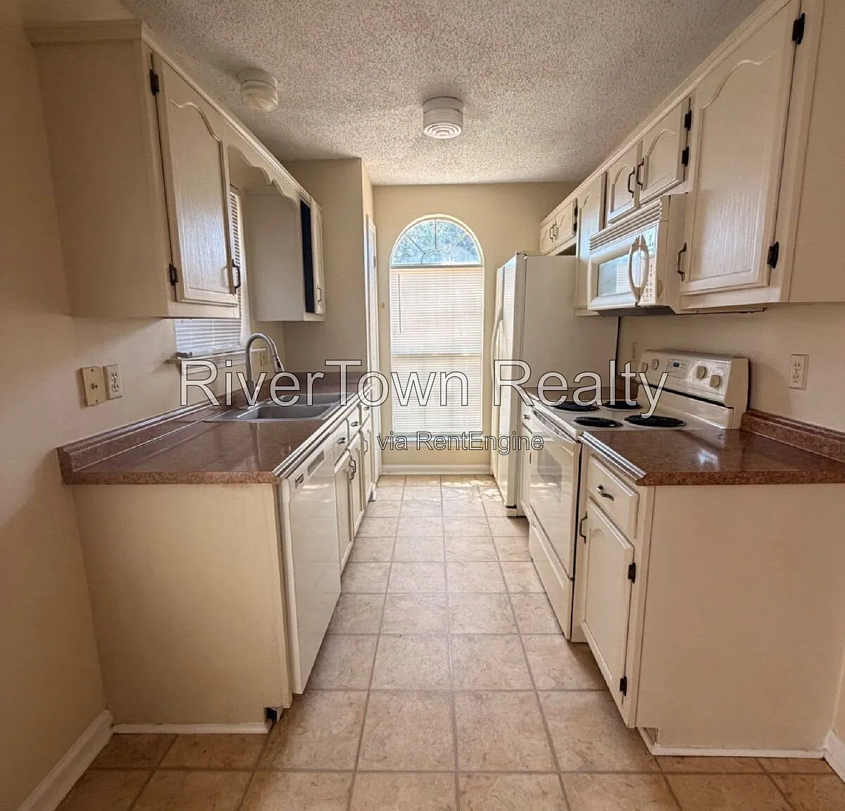 2 bed, 2.0 bath, 995 sqft, $1,295 — Photo 2