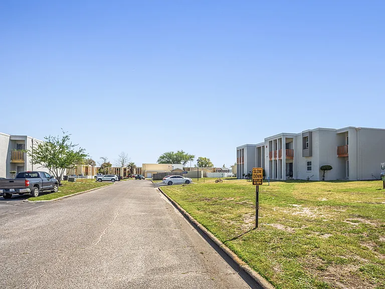 Aztec Villa Apartments — Photo 36