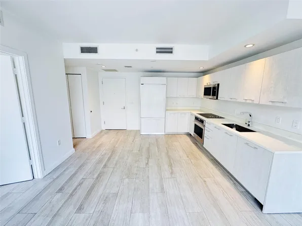 55 SW 9th St APT 2707, Miami, FL 33130