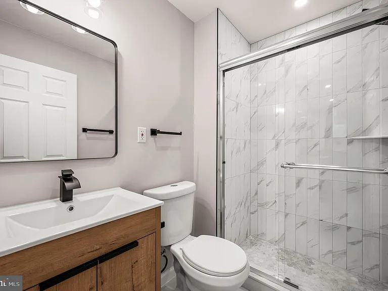 437 W Girard Ave #39-4 — Photo 15