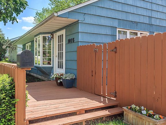 3rd image of 1015 Brockman Dr SE