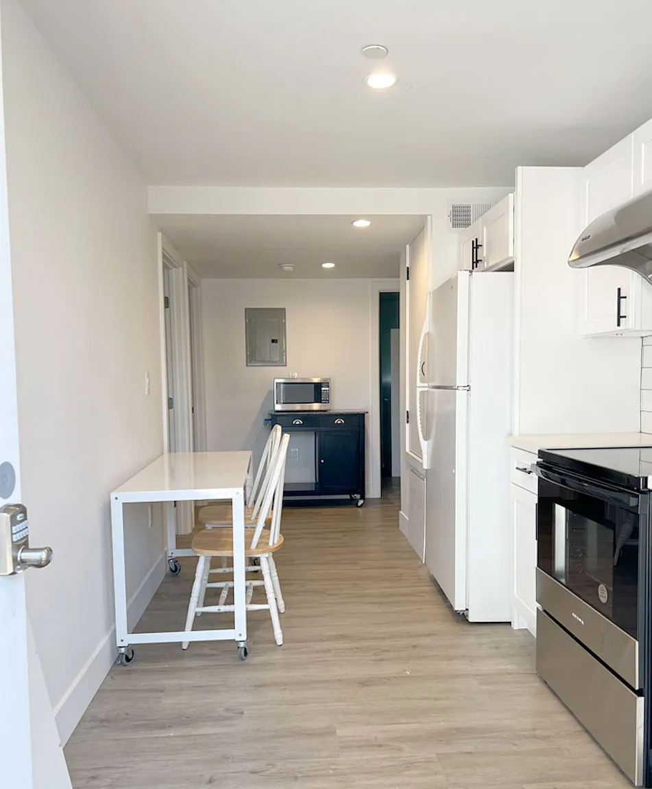 3 bed, 900 sqft, $3,300 — Photo 2