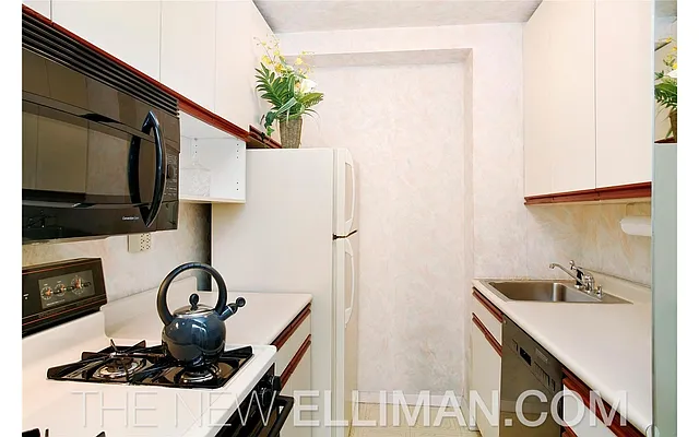 Sold by Douglas Elliman | media 17