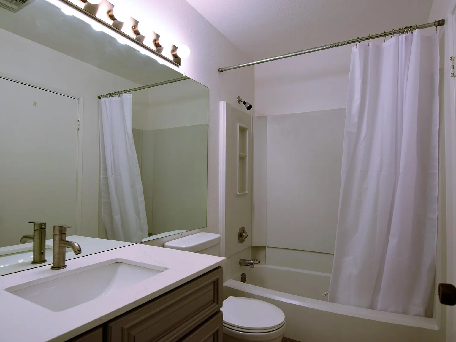 2 bed, 989 sqft, $2,850 — Photo 3