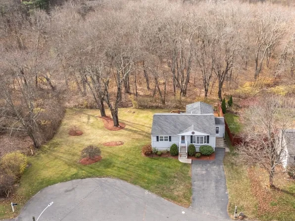 2 Oakmeadow Ln, Methuen, MA 01844