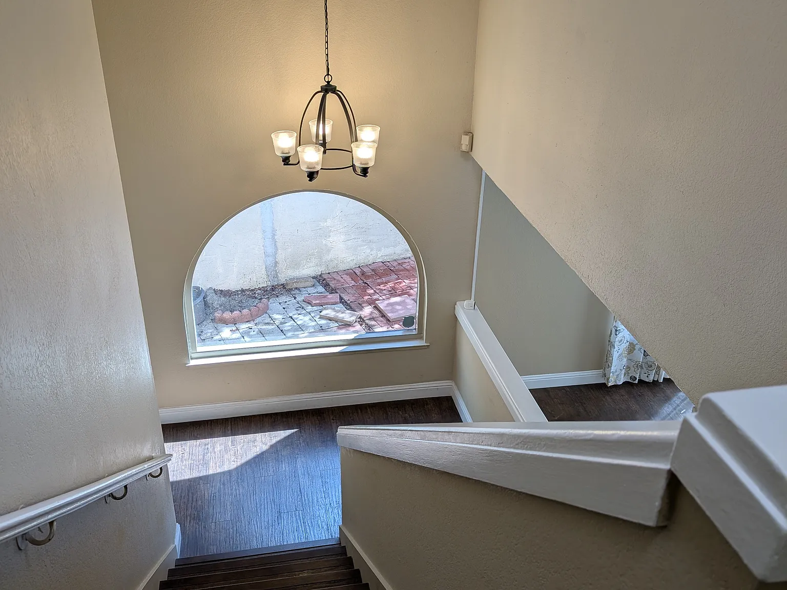 4 bed, 2.5 bath, 1712 sqft, $4,200 — Photo 3