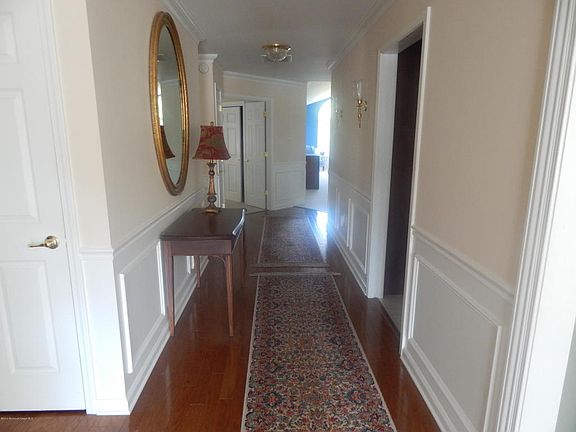 4th image of 8 Holly Ct