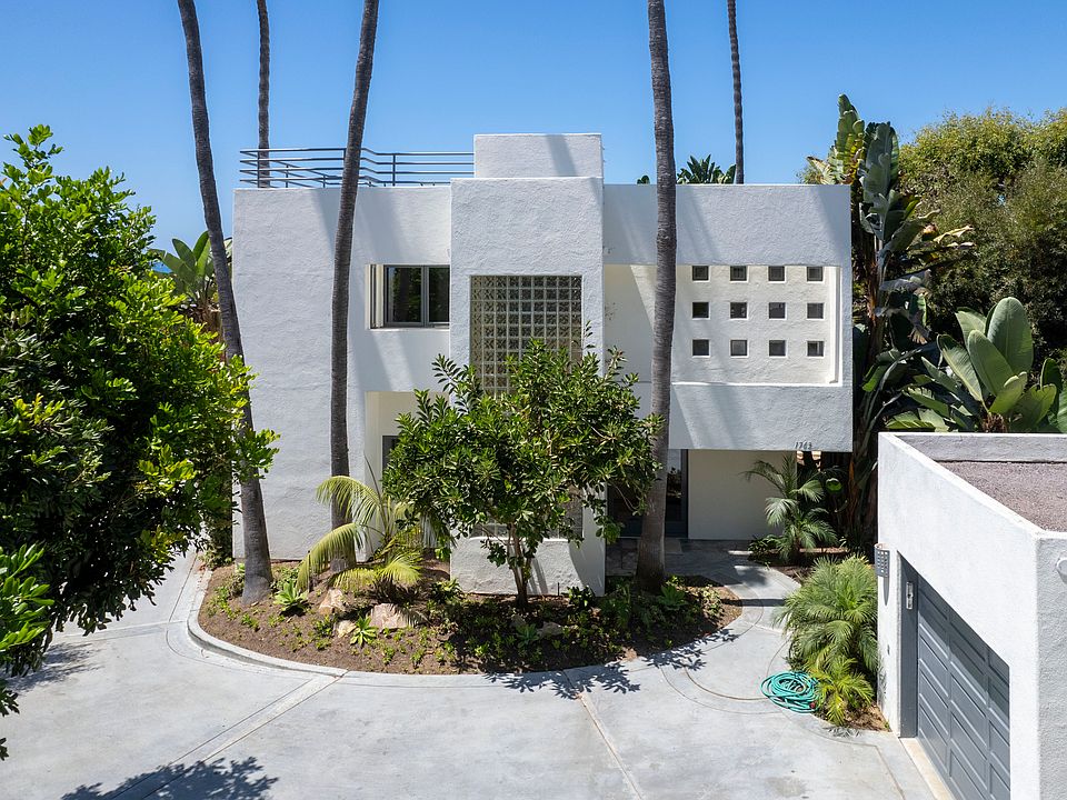 Ready to move in! Stylish 2 bed/2 bath unfurnished home.