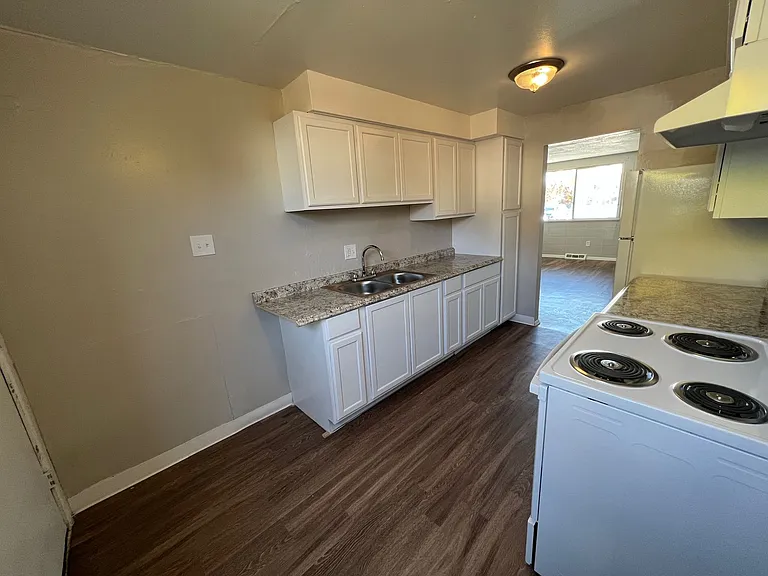 Highland Square Apartments — Photo 9