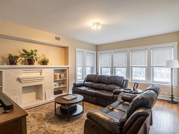 3rd image of 2443 W Foster Ave