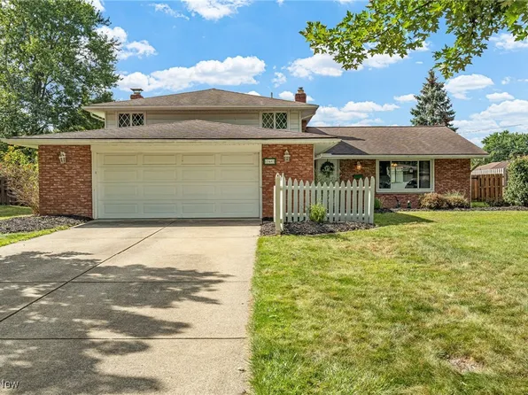 13467 Belfair Dr, Middleburg Heights, OH 44130