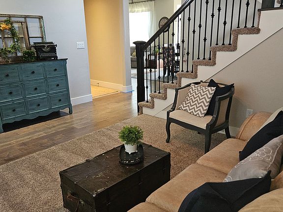 3rd image of 828 W Valley View Way