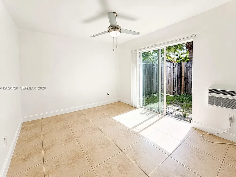 932 Moffett St #3 — Photo 1