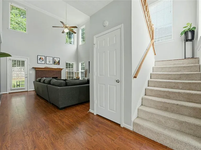 983 Aspen Dr — Photo 4