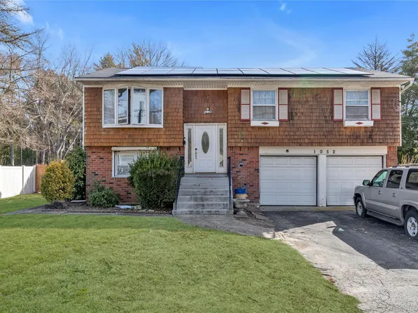 1052 Howells Road, Bay Shore, NY 11706