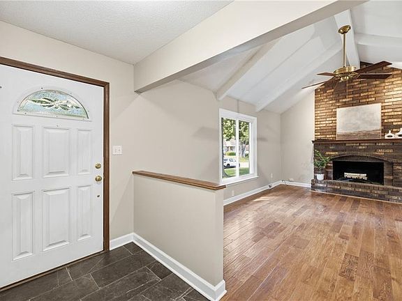 4th image of 318 NE Colonial Ct