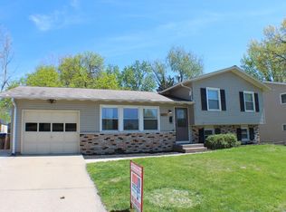 2927 Woodland Ln, Bettendorf, IA