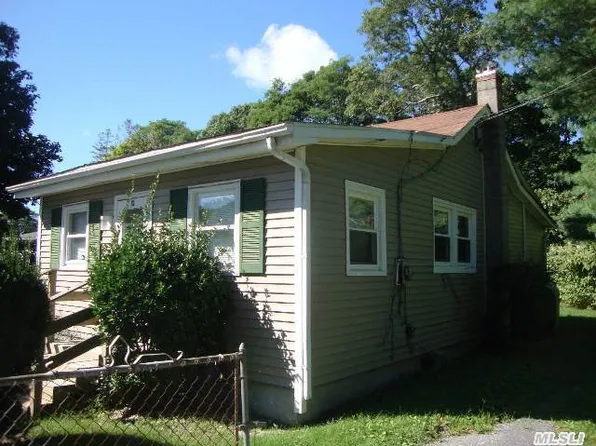 12 Montgomery Ave, Mastic, NY 11950