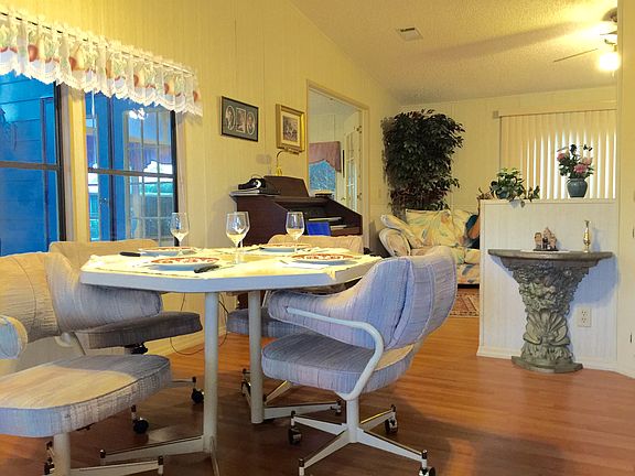 5th image of 697 Riverview Cir