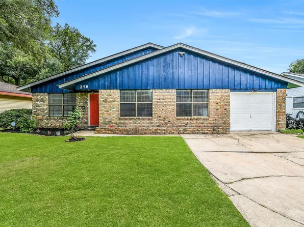258 N Shanks St, Clute, TX 77531