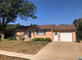 2317 S Crestwood Rd, Sioux Falls, SD 57105