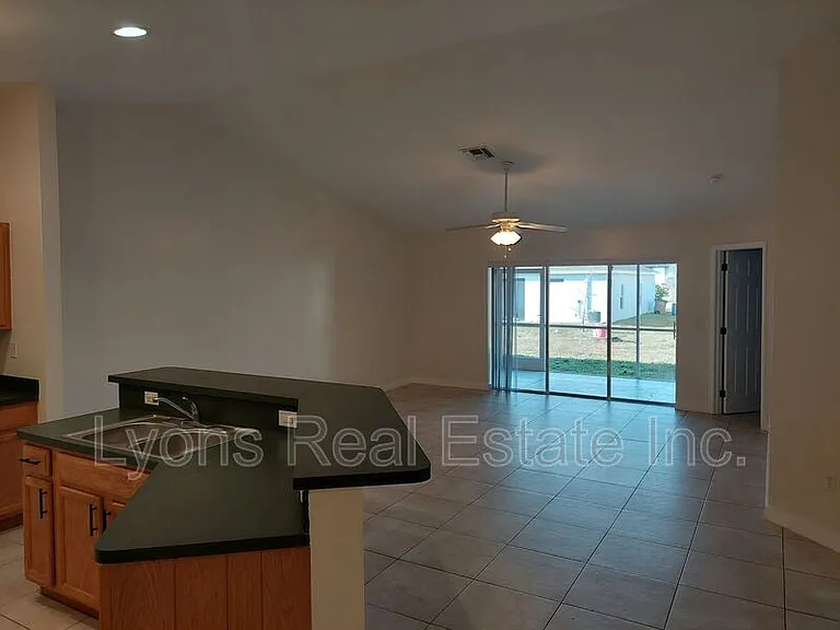 611 SE 5th St — Photo 4