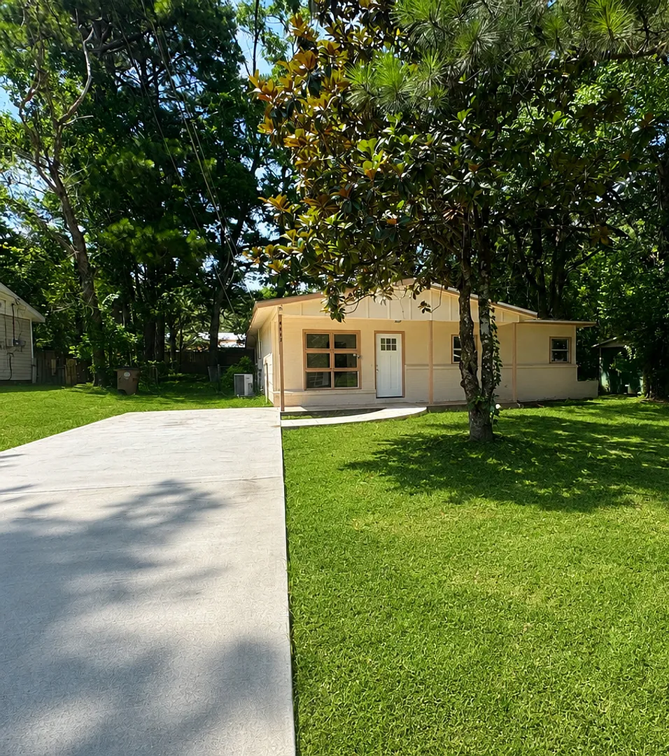 4 Bedroom Single Family House 6457 Barker Dr N in Mobile, AL 36606 — Photo 1