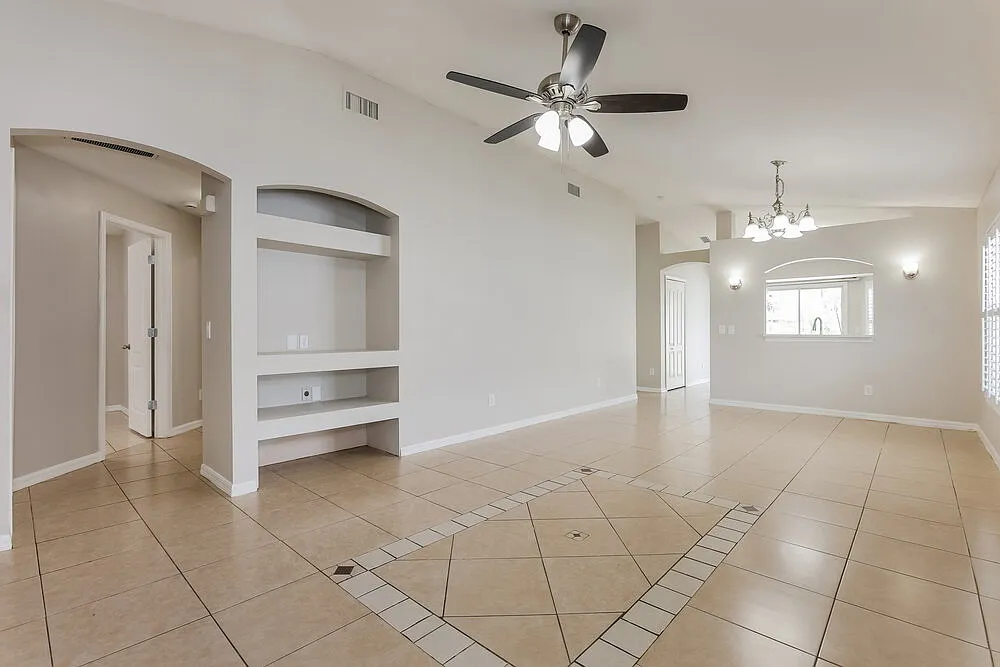 3 bed, 2.0 bath, 1276 sqft, $2,065 — Photo 3