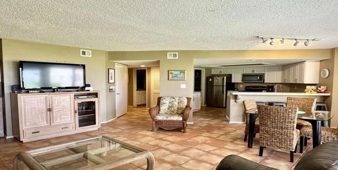 3 bed, 1025 sqft, $3,999 — Photo 4