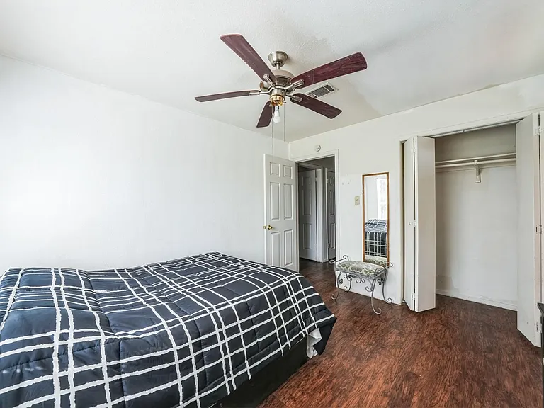 933 Park Plz — Photo 25